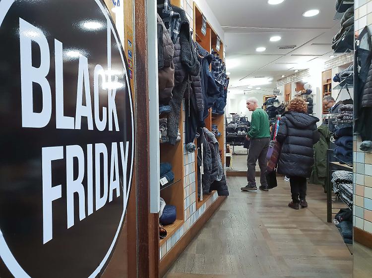 E così l’effetto domino è anche sullo shopping