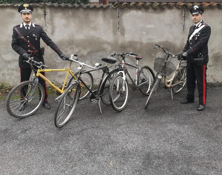 Trovato con 4 biciclette, denunciato 18enne per ricettazione