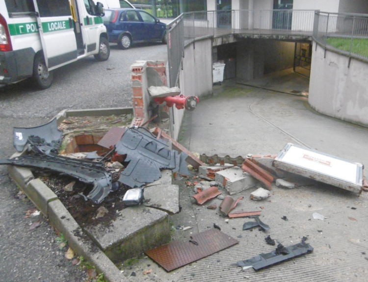 Distrugge con l'auto l'attacco di un idrante e fugge, ricerche in corso