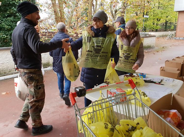 Solidarietà, la colletta alimentare fa centro