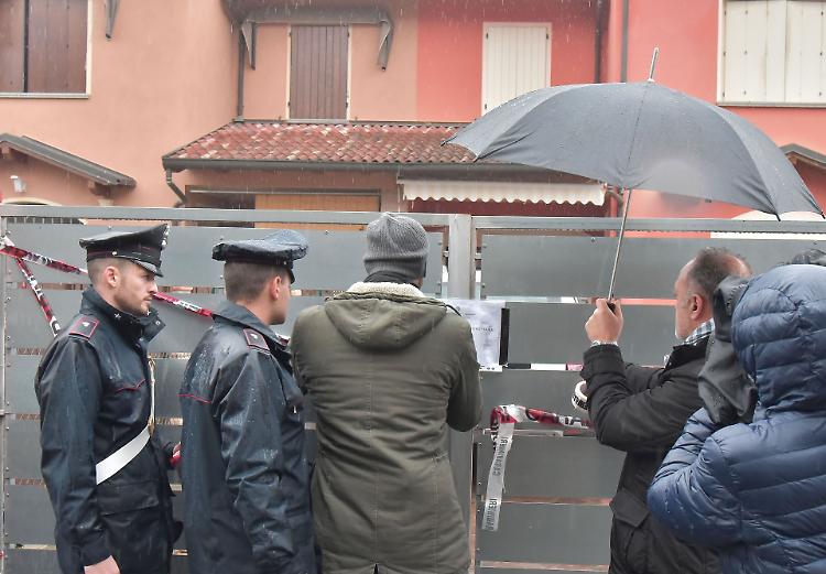 L’ipotesi choc: chiuso a chiave da papà