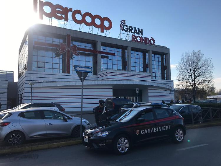 Rubano vestiti al centro commerciale, arrestate