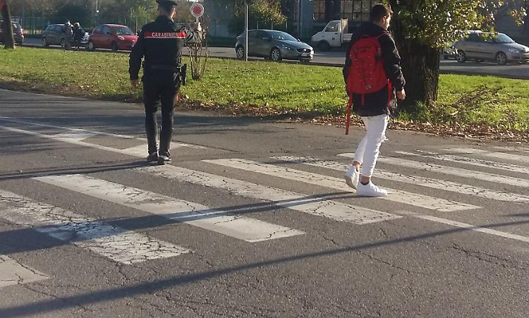 Attraversamenti pedonali: carabinieri nei pressi delle scuole