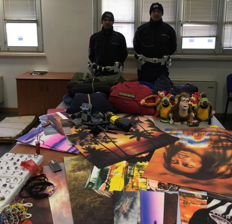 Contrasto al commercio abusivo, blitz della polizia locale