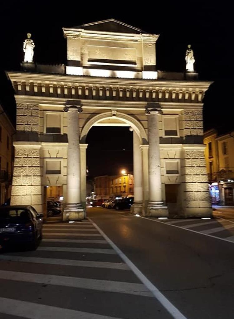Esordio per la nuova illuminazione di porta Ombriano