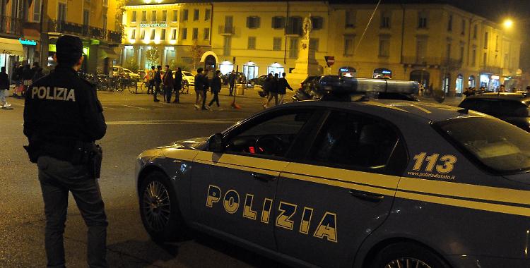 Pattuglie in borghese mescolate alla folla 