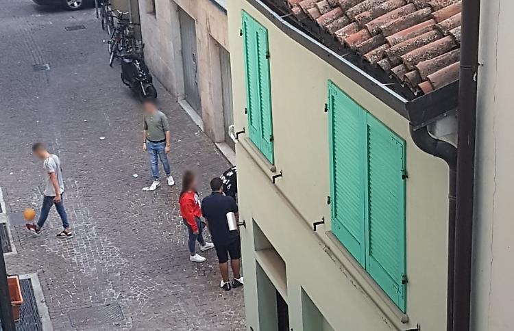 Degrado in vicolo Centauro: 'Difficile contrastare la maleducazione'