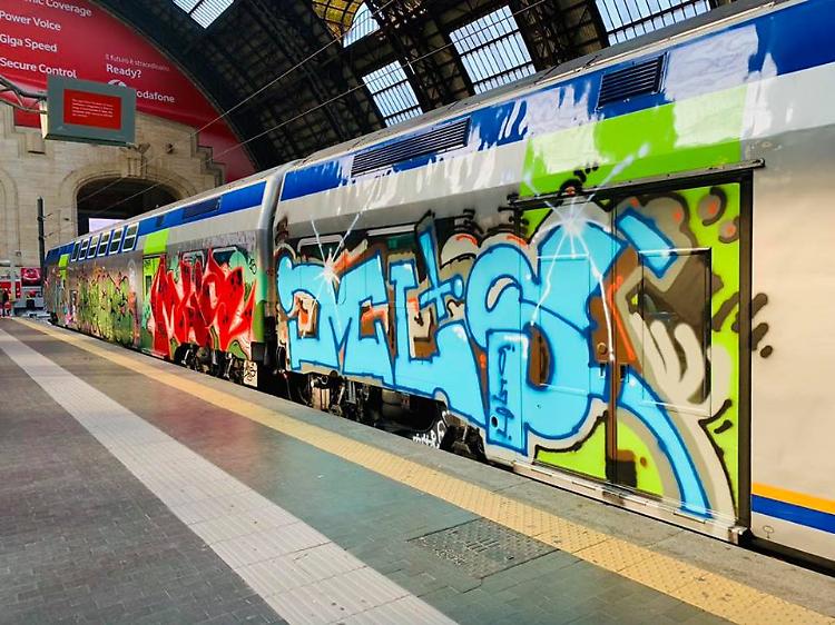 Treno preso di mira dai graffitari, 