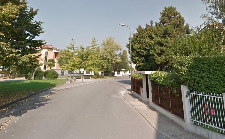 Svaligiati due appartamenti: cane abbaia, chiuso in bagno