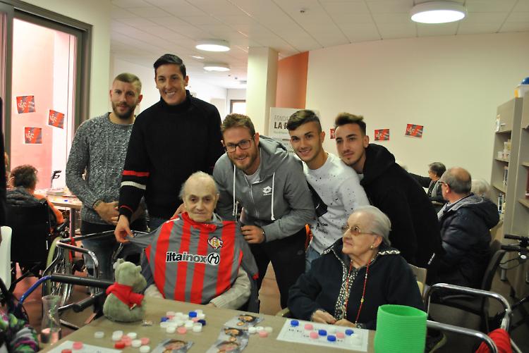 I calciatori della Cremonese e gli ospiti della casa di riposo Arvedi fanno tombola insieme