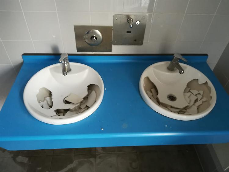 Vandali distruggono i bagni della stazione ferroviaria