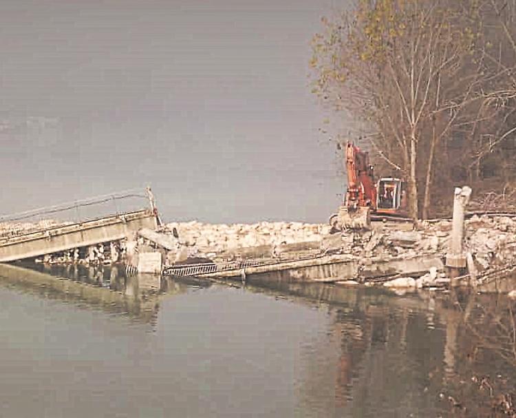 Passerella pedonale, iniziata la demolizione