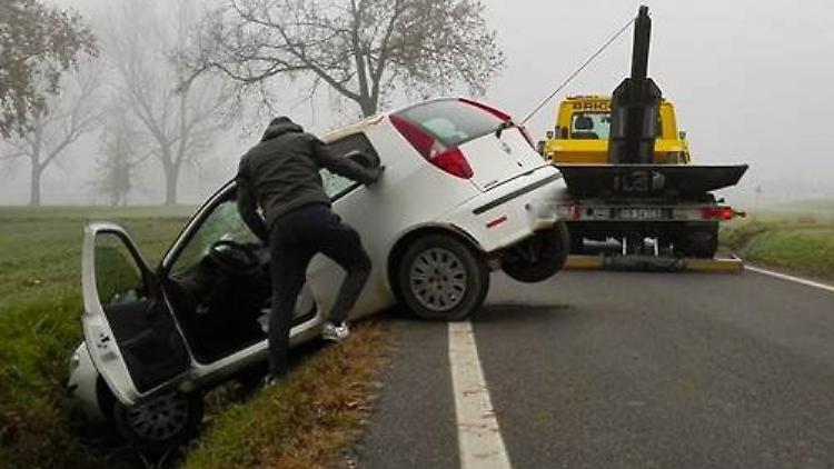 Fuori strada con l'auto, ferito 19enne