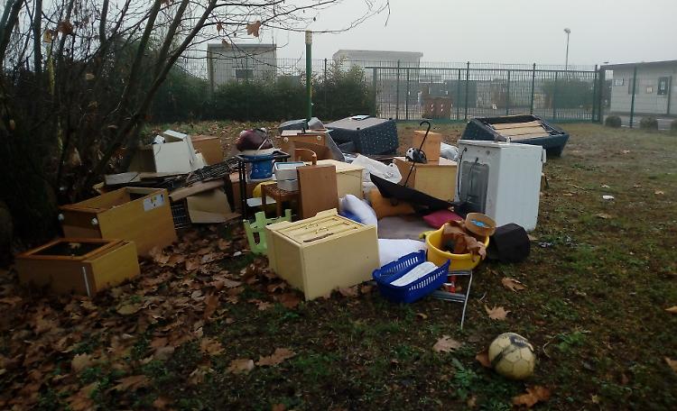 Scarico abusivo di mobilio, indaga la polizia locale