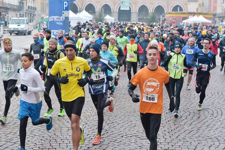 La Maratonina di Santa Lucia sfida il gelo