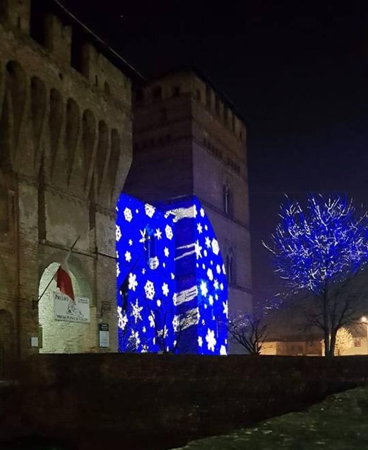 Per il Natale il castello si veste di luce