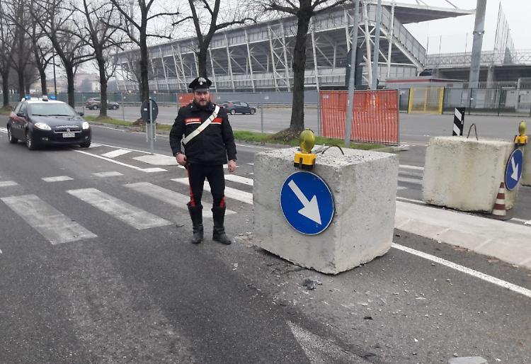 Si schianta contro i blocchi in cemento e si allontana, denunciato