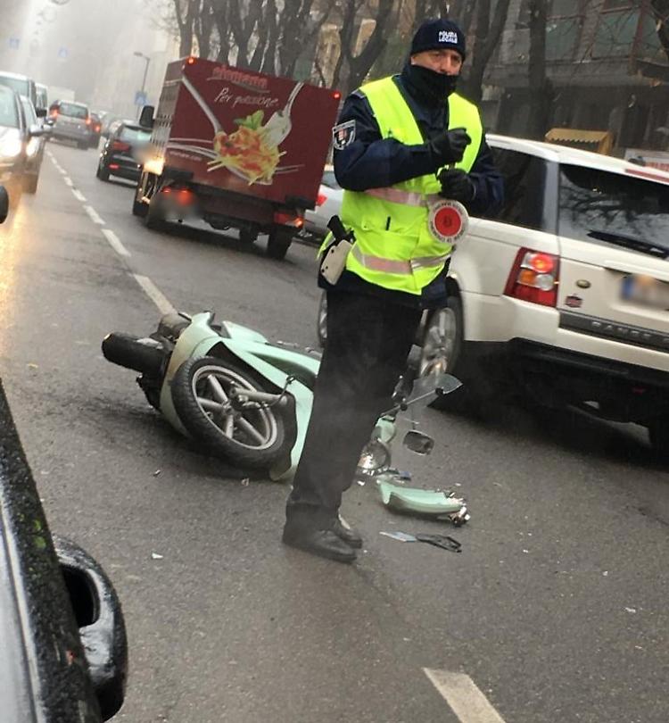 Cade dal ciclomotore, lievi ferite per un 25enne