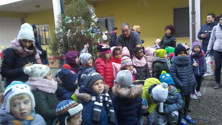 Pomeriggio di festa al Quartiere 5, posizionati gli addobbi natalizi