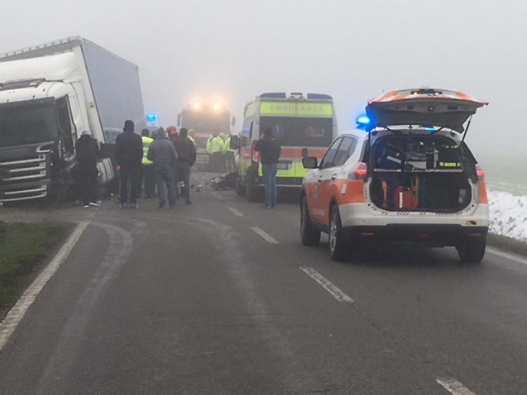 Chiavenna Landi, scontro frontale auto-camion: tre feriti