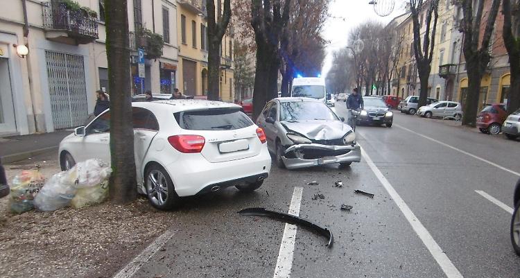 Schianto in via Ghinaglia,  contusioni e danni
