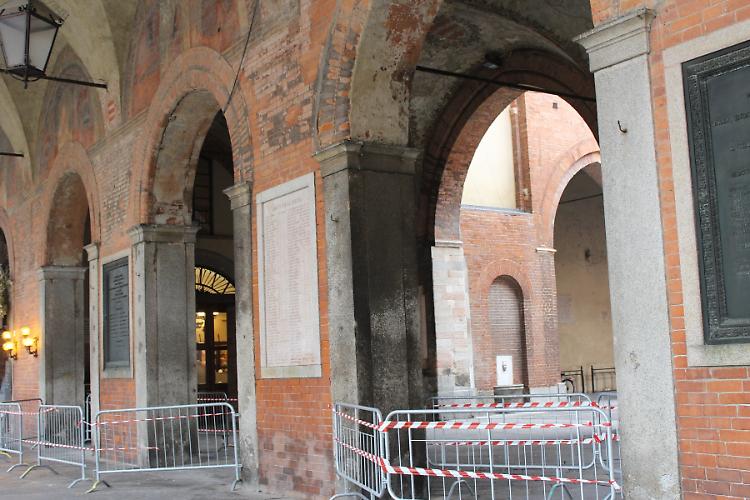 Portici del Comune, caduta di calcinacci: area in sicurezza