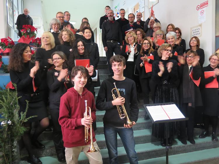 I prof dell'Aselli diventano cantori: auguri di Natale agli studenti