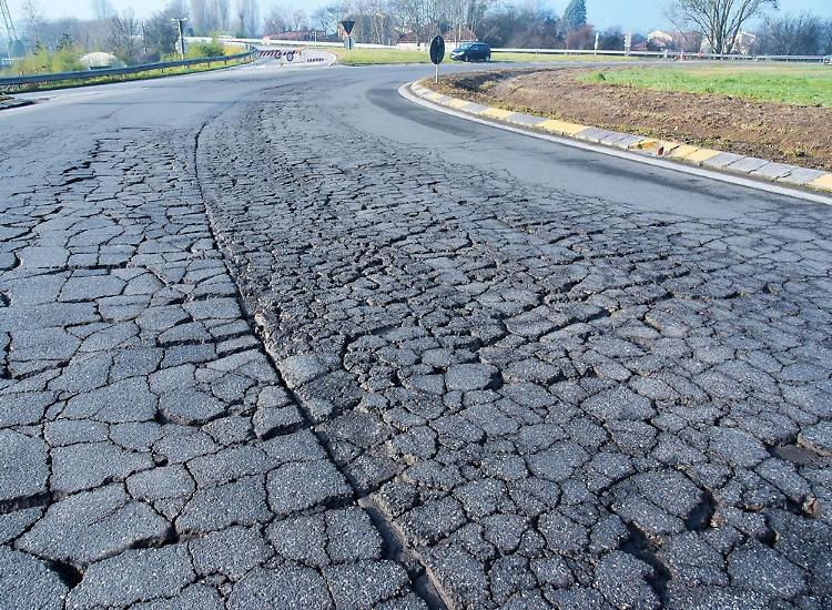 Strade ‘bucate’, allarme rosso in città