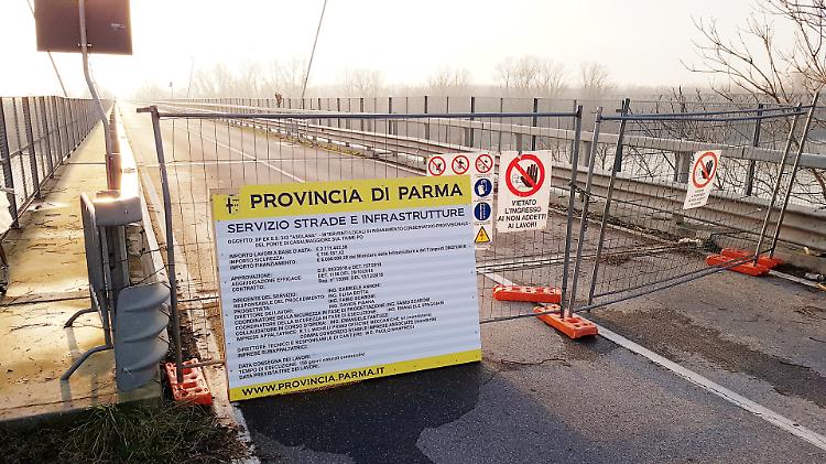 Sul ponte comparso il cartello dei lavori 