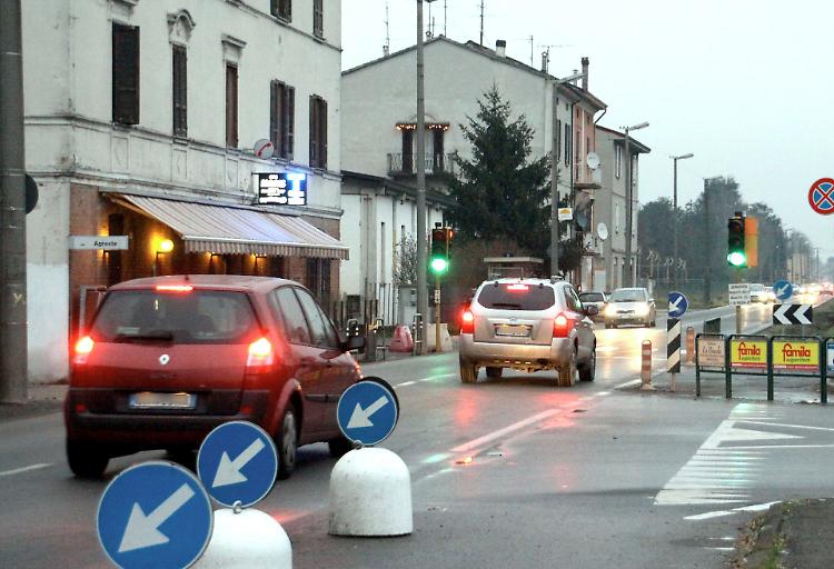 Raid notturno alla sala giochi, fuga sull’auto rubata e per i campi