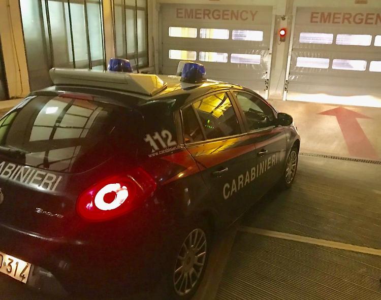 Bergamino resta senza lavoro, ubriaco aggredisce sanitari e carabinieri