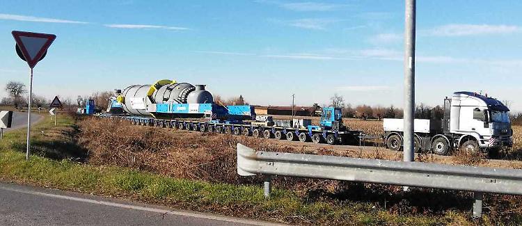 Passa il 'gigante', gente in strada