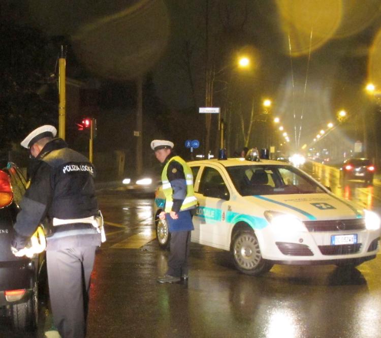 Mancata precedenza: lite e minacce con il cric