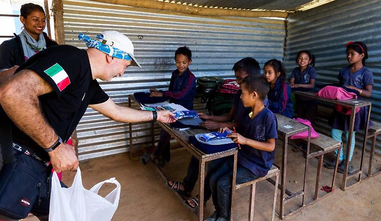 Materiale didattico, vestiti e generi alimentari: doni ai bambini nepalesi