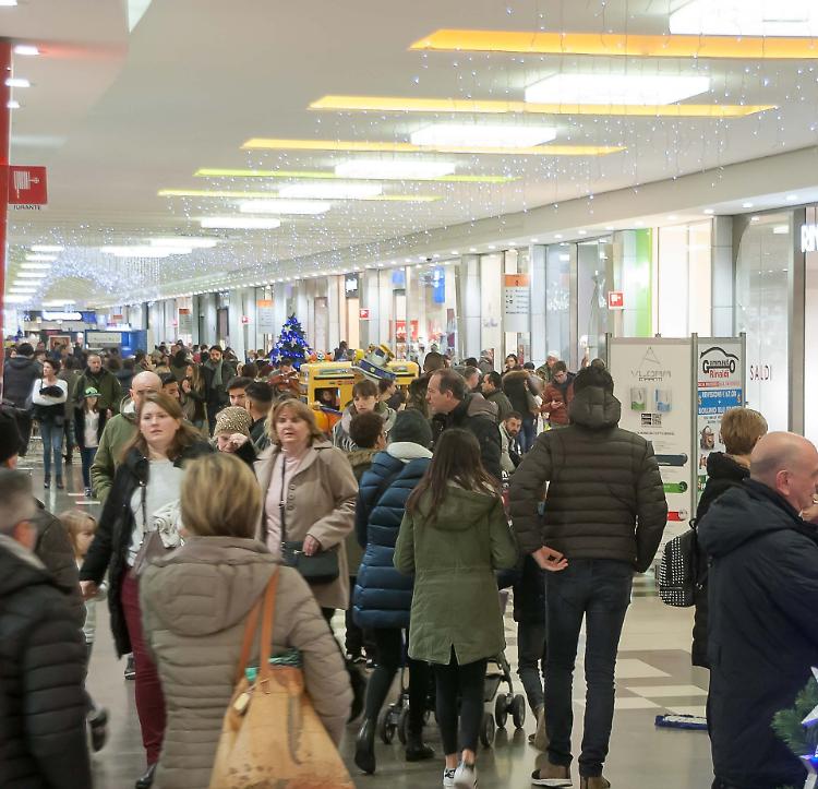 Il debutto dei saldi, prime ore a  doppia velocità