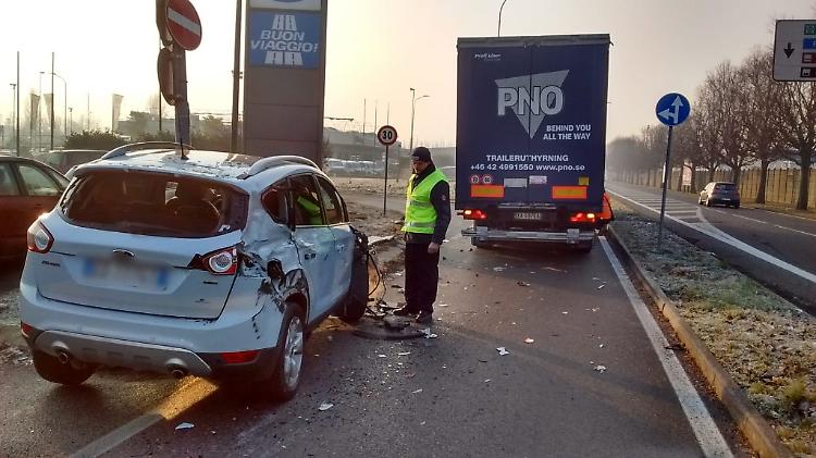 Scontro in tangenziale tra macchina e autoarticolato