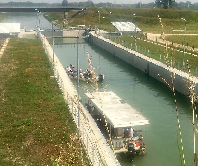 Isola Serafini, primo storico passaggio in conca