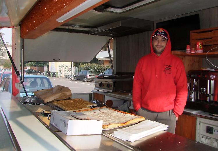 Pacioli, studenti chiusi in ‘gabbia’ e l’ambulante dei panini resta a secco