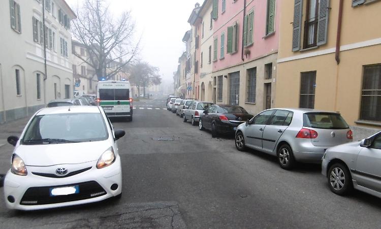 Perde il controllo dell'auto e danneggia tre vetture parcheggiate