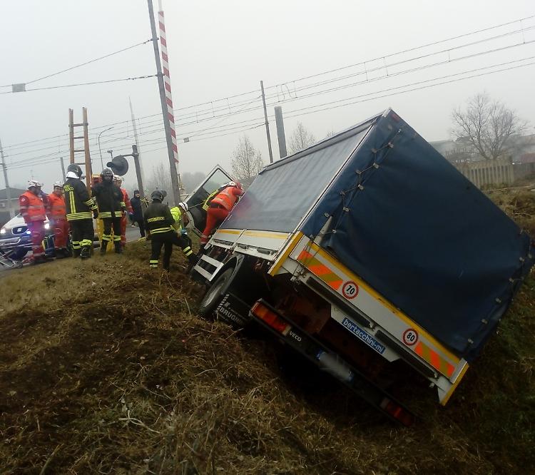 Sbanda e finisce nel fosso, tragedia sfiorata