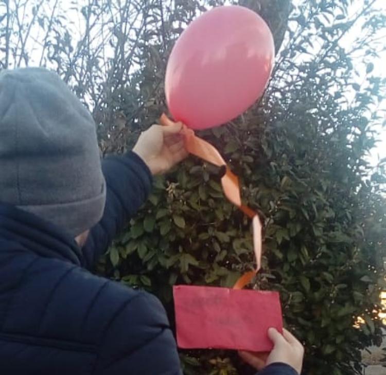 Palloncino con letterina da Como, pastelli in dono alla bimba