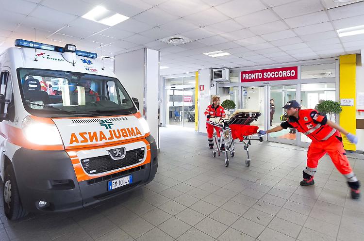Fuori strada sulla via Mantova, in ospedale due 21enni