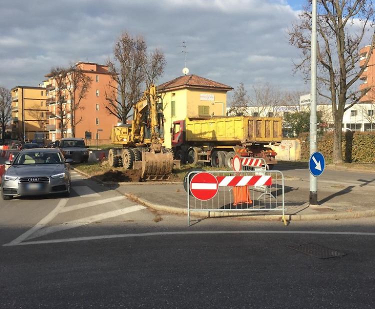 Via dell’Annona, iniziati i lavori per ripristinare il doppio senso