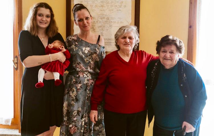 Dalla trisavola alla bebè, cinque generazioni di donne