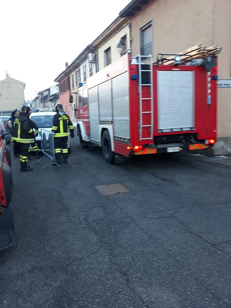 Camion si incastra tra due vie, intervento dei vigili del fuoco