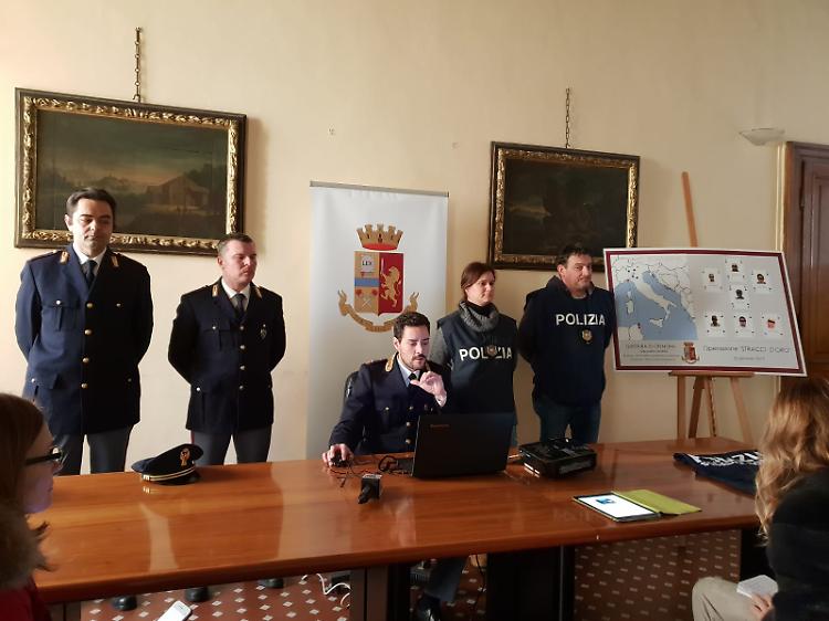 'Stracci d'oro', operazione della polizia contro il caporalato