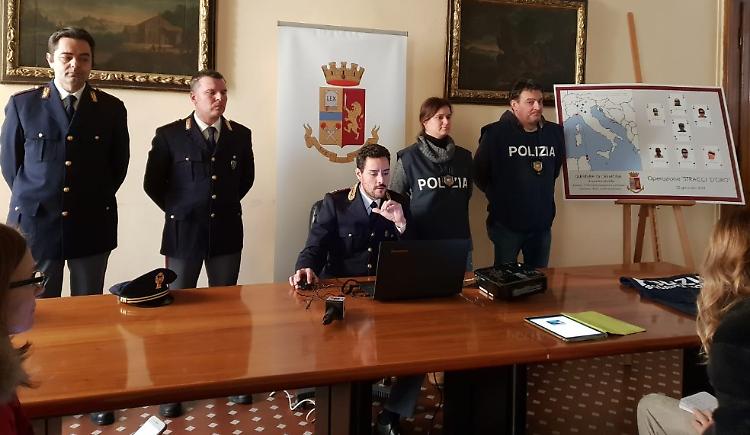 'Stracci d'oro', operazione della polizia contro il caporalato