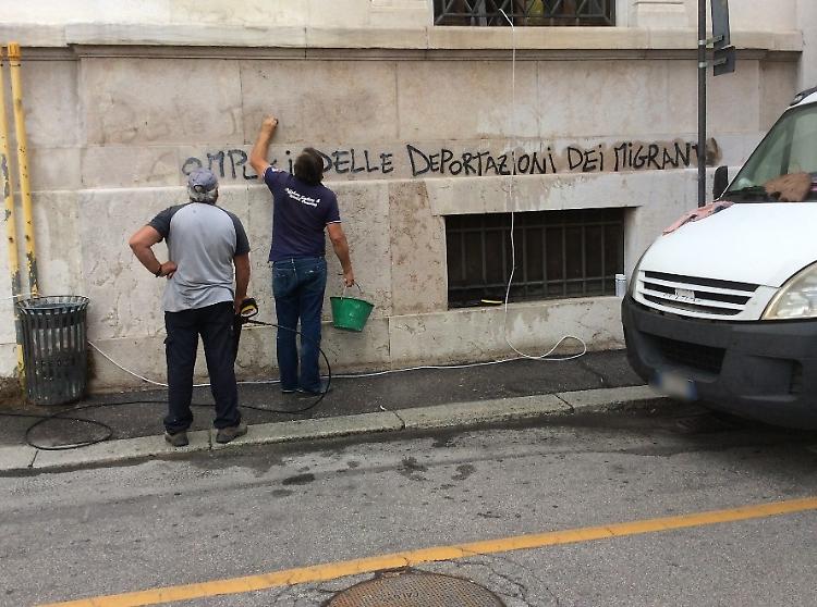 Città imbrattata dagli anarchici, il Comune parte civile