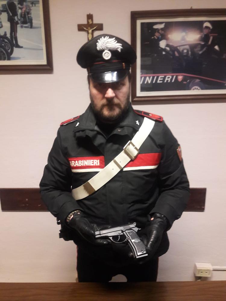 Trovato con una pistola in auto, denunciato 37enne