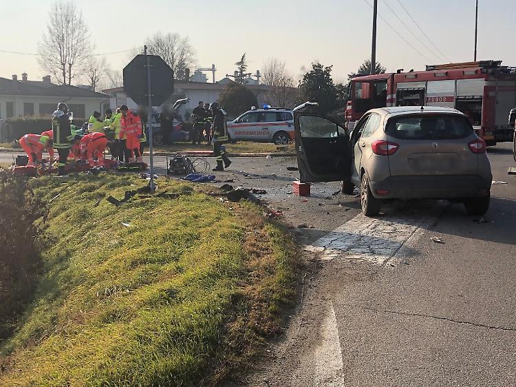 Grave scontro tra auto, gravi tre bambini